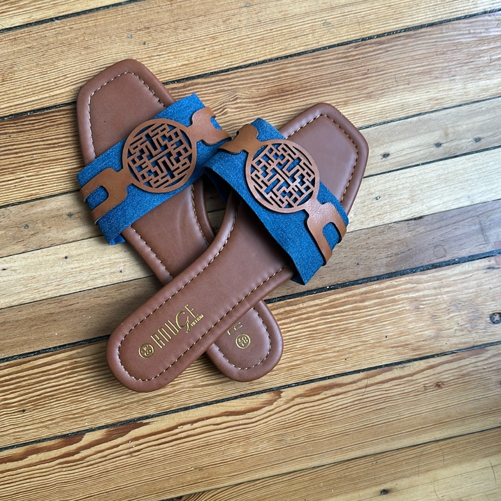 Rouge sandals